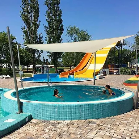 Mariann Apartmann *